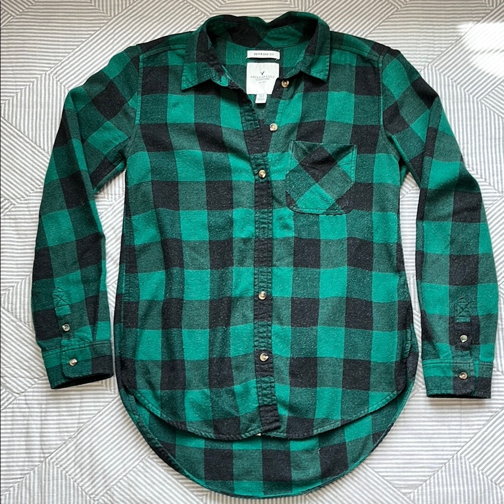 American Eagle Green and Black Plaid Button-Up Shirt
